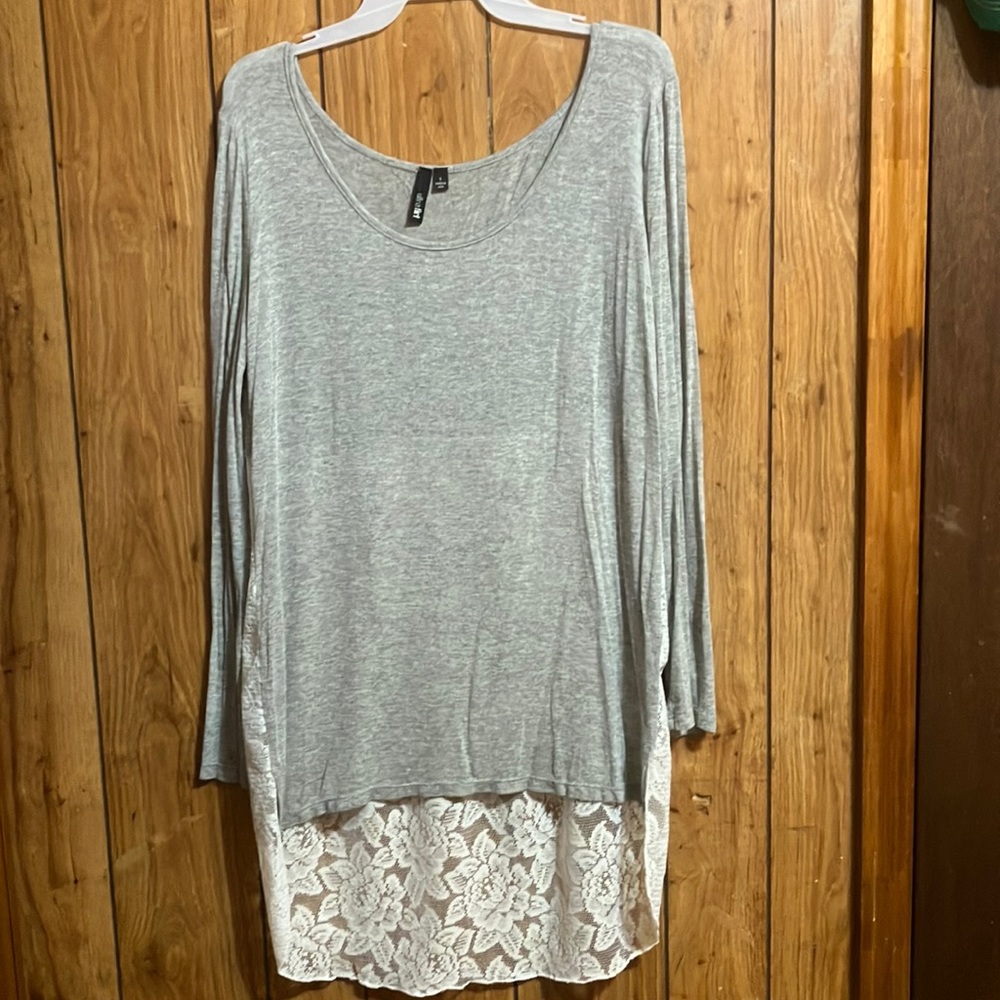 * BRAND NEW W/O TAGS!!* GRAY AND WHITE LACE ULTRA FLIRT LONG SLEEVE SHIRT*